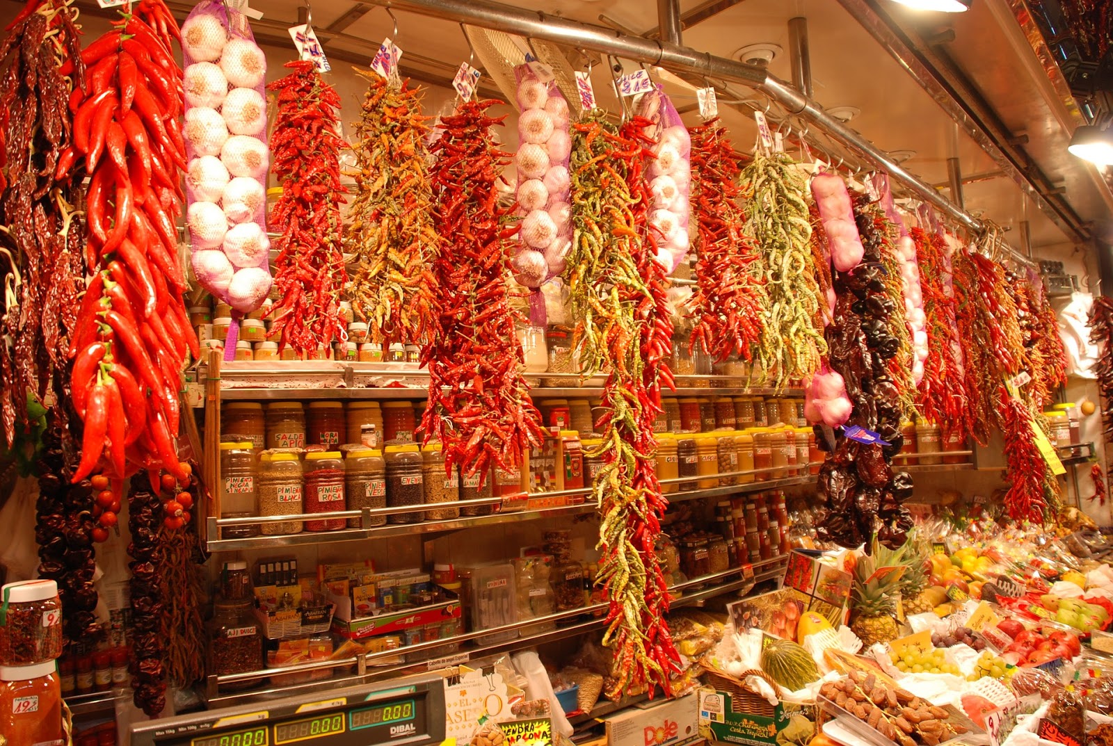 Voir le stand d'épices au marché de la Boqueria